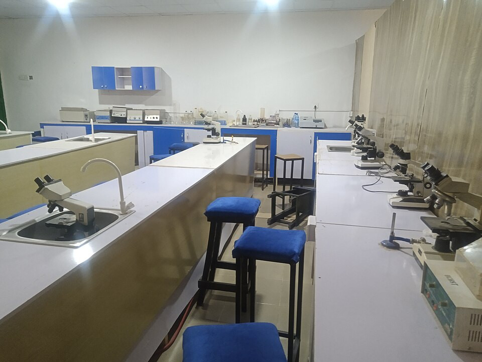 Лаборатория с цветными элементами