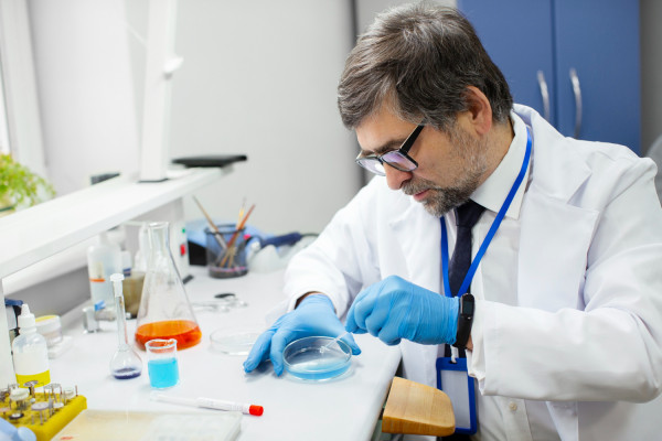 Сопровождающее оборудование для лабораторий: мойки, газовые и электрические панели Сотрудник лаборатории