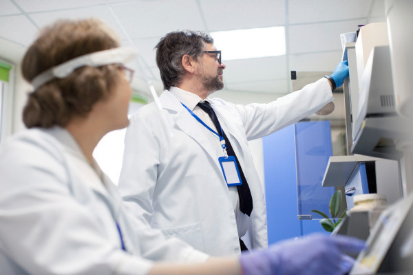 Работа в лаборатории должна быть грамотно выстроена по всем аспектам, включая мебель