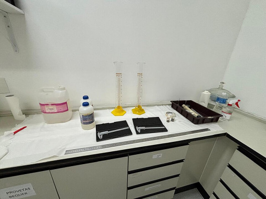 Лабораторная мебель может быть не только серой и белой